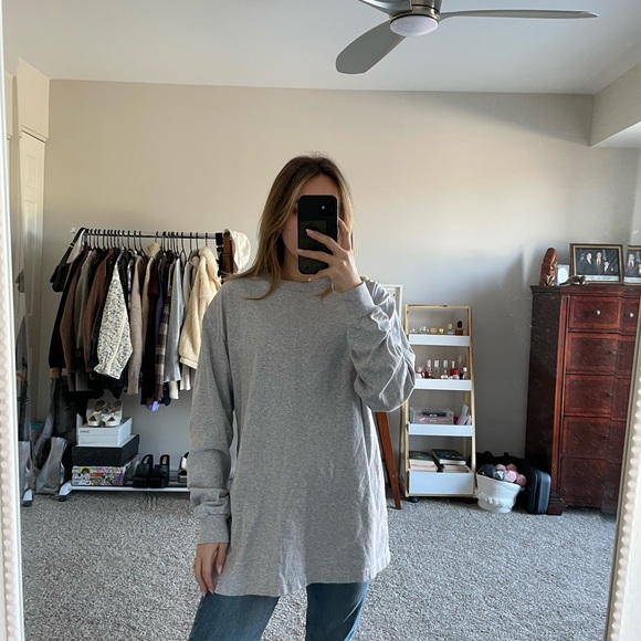 Aritzia Oversized Long Sleeve - Picture 2 of 4